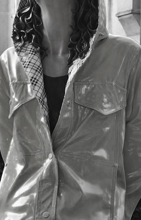 imagen en blanco y  negro de una mujer con chubasquero